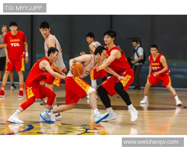 南京篮球队配合引发热议球迷对战术执行和团队默契提出不同看法